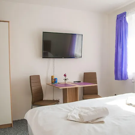 לינה וארוחת בוקר Elendris - U Kostela 3*