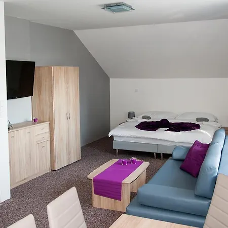 Elendris - U Kostela 3*