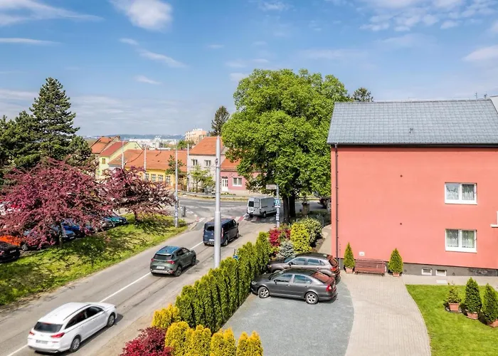 Elendris - U Kostela Bed & Breakfast 3*